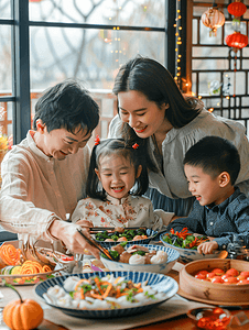 亚洲人幸福东方家庭过年吃年夜饭