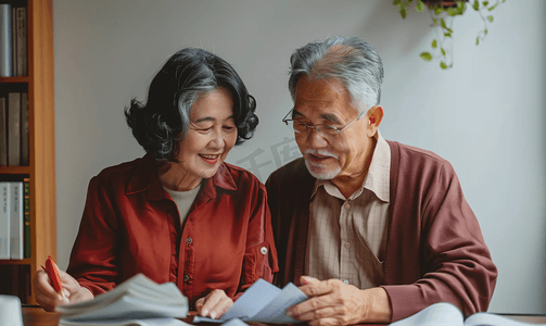 老人财富摄影照片_亚洲人老年夫妇在理财