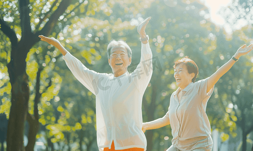 影视盛大开幕摄影照片_亚洲人幸福的老年夫妇在公园里锻炼身体4