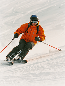 男人滑雪摄影照片_亚洲人滑雪的青年男人