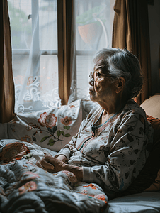 养老图片摄影照片_亚洲人孤独的老人坐在床上
