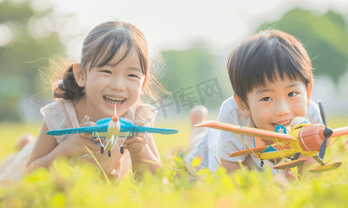 亚洲人拿着玩具飞机在公园玩耍的快乐儿童