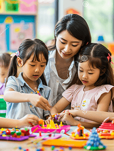 亚洲人幼儿园的师生在做手工