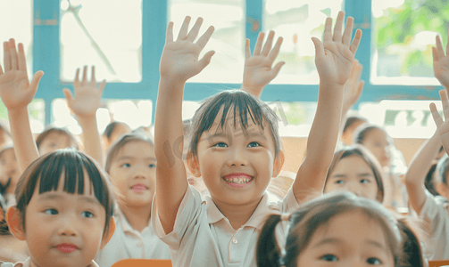 校服女孩摄影照片_亚洲人课堂上的小学生积极举手回答问题