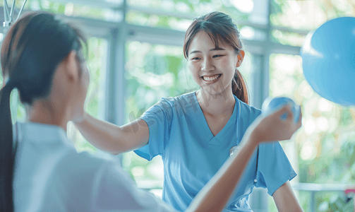 亚洲人护士帮助患者康复锻炼