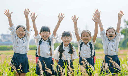 愉悦摄影照片_亚洲人欢乐的乡村小学生