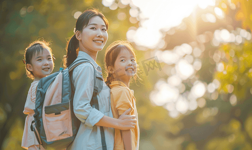 城市生活的人摄影照片_亚洲人妈妈送女儿去上学