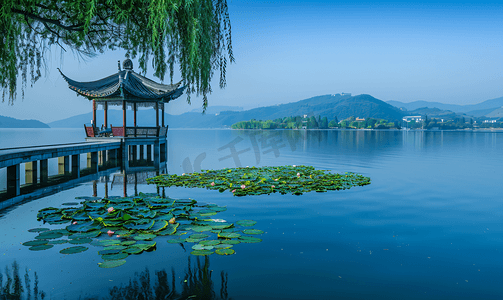 霓虹灯字体母摄影照片_中国的西湖风景