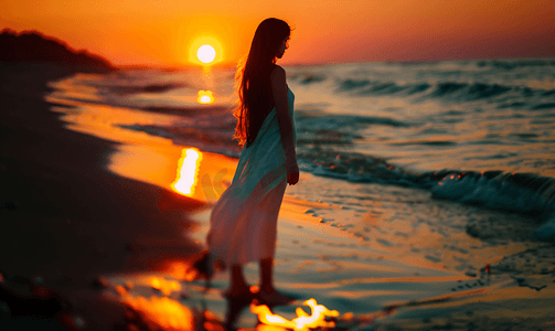 海边被火烧云夕阳的少女