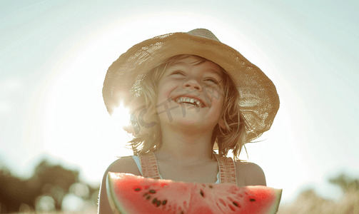 夏日儿童人像白天长发小男孩阳光下抱着西瓜开心大笑摄影图 人物