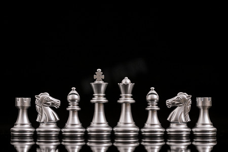 国际象棋银色棋子海报
