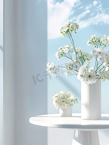 白色圆桌装饰着鲜花摄影照片