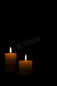 赐福摄影照片_两盏发光发亮的蜡烛烛火