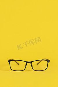 黑框眼镜黄色背景图