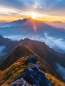 一看天空  薄雾  山观在黎明前的清晨  仰望山顶。清晨日出在高山上.