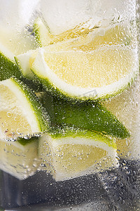 柠檬冰爽气泡水特写图片