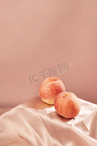 饮料海报摄影照片_桃子水果粉色背景