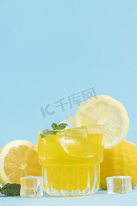 冰凉图片摄影照片_微缩创意夏日橙汁冷饮图片