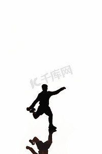 足球足球日摄影照片_足球运动员剪影创意图片