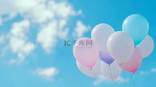 清新夏天蓝天里的气球背景图片