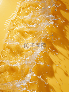 夏季背景图片_金黄色液体夏季清凉背景