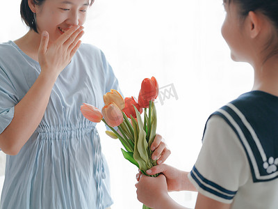 母亲节孩子送给妈妈鲜花高清摄影图