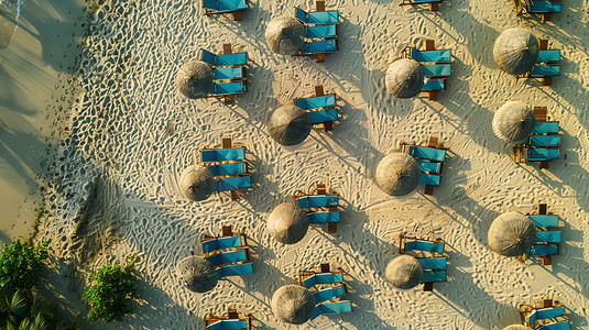 航拍海边沙滩上的沙滩椅图片