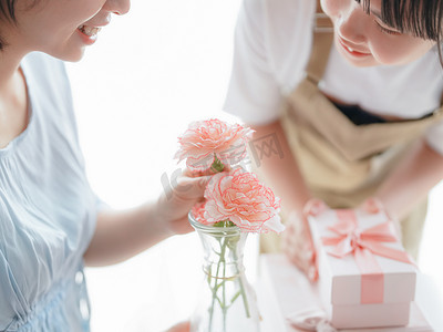 母亲节孩子送给妈妈鲜花高清摄影图