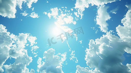 夏季图片摄影照片_明亮的夏日天空中的云和阳光图片
