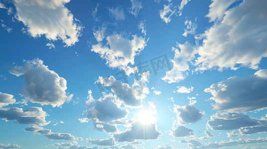 明亮的夏日天空中的云和阳光图片