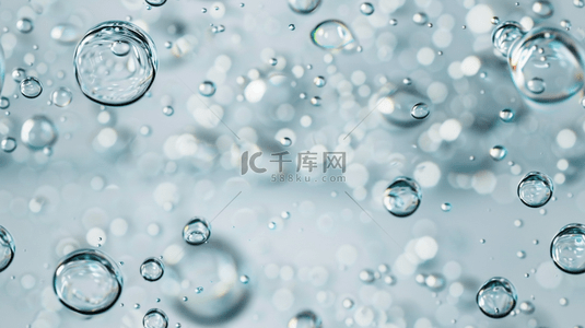 透明水泡背景图片_闪烁着气泡的透明的水背景