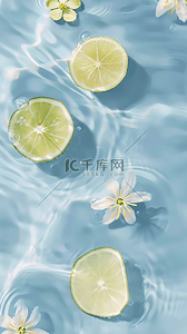 夏日清凉水面上的柠檬片和花朵背景图片
