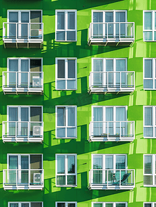 城市建设和绿色摄影照片_复制的窗户和阳台公寓是绿色建筑的一部分