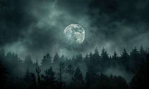 漆黑的夜晚在有满月的森林里
