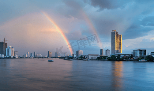 湄南河上的彩虹与信号塔