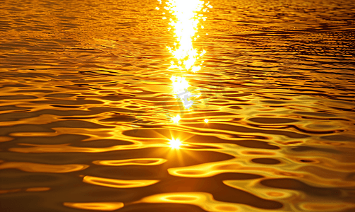 日落水在阳光下反射涟漪水面上日落的抽象金色反射
