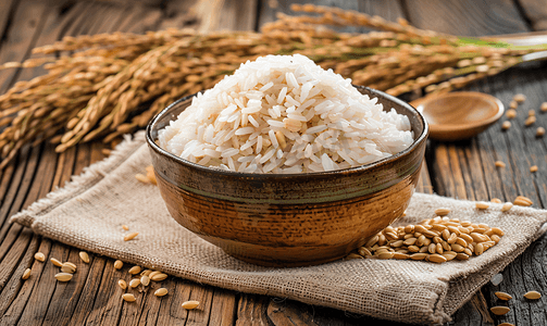 木桌背景上碗中盛有生米粒和干稻的熟米