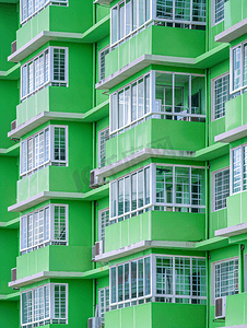 城市建设和绿色摄影照片_复制的窗户和阳台公寓是绿色建筑的一部分