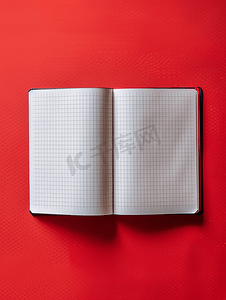 亮红色彩色背景上打开空笔记本的顶部视图