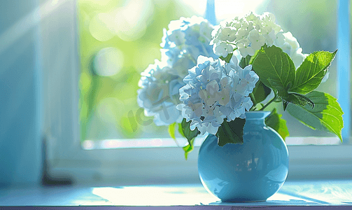 蓝色光泽花瓶与绣球花室内装饰的特写