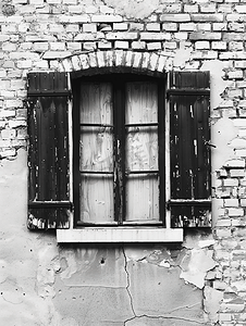 木窗摄影照片_砖墙背景中的黑白木窗