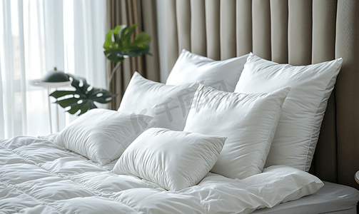 椰棕床垫摄影照片_卧室床上装饰的白色枕头
