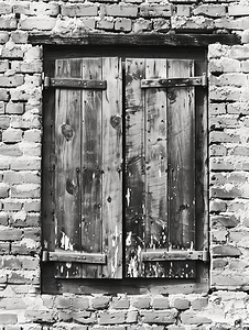 黑白背景摄影照片_砖墙背景中的黑白木窗