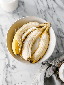 水果煮熟摄影照片_煮香蕉加糖浆淋上椰奶