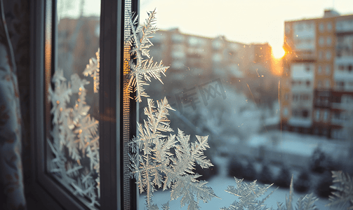 城市房屋窗户表面结霜