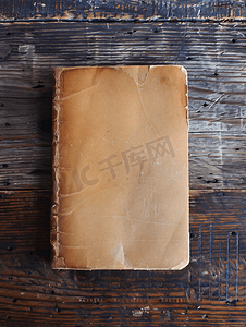 木桌背景上空白的旧笔记本