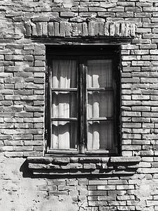 砖墙背景中的黑白木窗