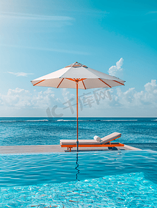 带床池的遮阳伞环绕着游泳池背景为海洋