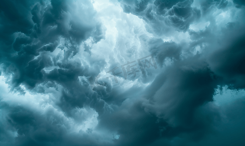 雷暴摄影照片_夏日地平线上的黑色雷暴风暴云