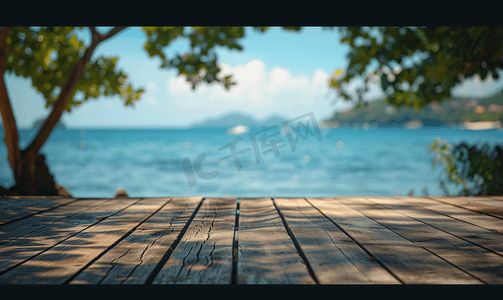 海洋卡通摄影照片_模糊的海洋背景与木质度假村甲板地板前景照片与复制空间